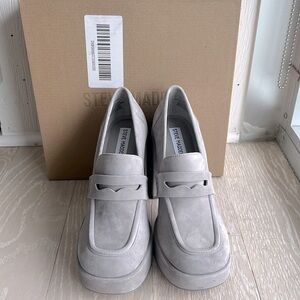 New Steve Madden gray suede platform loafers size 8.